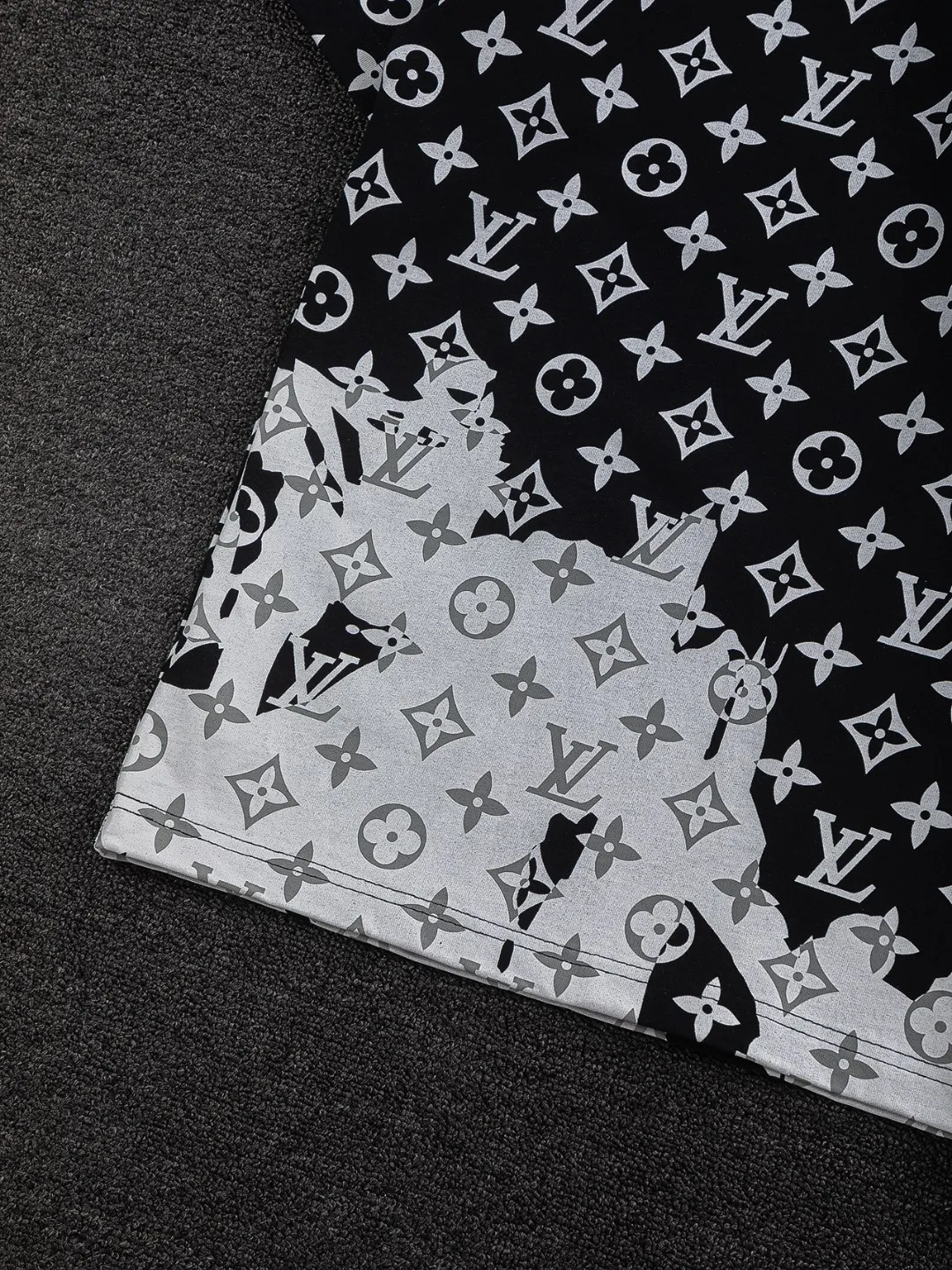 🅿️210 Louis Vuitton Louis Vuitton 1V slightly wide version S-XL 25SS LV new product counter catwalk model, burning clouds all over the print, round neck print, same style for men and women! Short-sleeves are not the same as the general public, but must be unique and eye-catching. This LV short-sleeves is all about quality, comfort, consistent style, fashion, including fabrics and cutting techniques, all of which have been made with great effort! 320 grams of washed pure cotton fabric, pure cotton is breathable, very refreshing and comfortable for daily wear. The rib knitting on the neckline is smooth and tight, and the neckline will not be skewed if you toss it at will. The loose version, you will find that it looks really good on the upper body. The overall is minimalist and neat, super versatile for daily use! Pair it casually with a pair of pants for a youthful look. A T-shirt will make your outfit crazy. It is a fashionable item that can never go wrong! Color: Black White Size: S-XL Size chart: S: Shoulder width 50-Bust 54-Length 70 M: Shoulder width 52-Bust 56.5-Length 72 L: Shoulder width 54-Bust 59-Length 74 XL: Shoulder width 56-Bust 61.5-Length 76